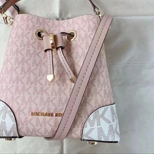 Michael Kors XS Mercer Gallery Bucket Cross Body Bag. Beautiful and Brand New!